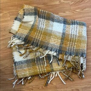 10/25$ 🧁 Cozy Plaid Throw Blanket - Yellow and Gray
